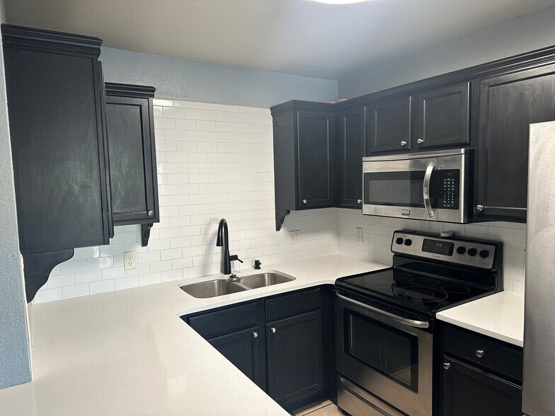 Recently updated kitchen - 1004 Shadowlake Rd