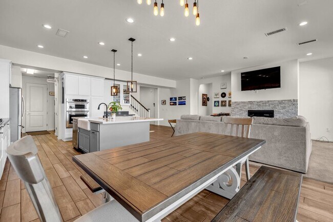 Building Photo - Beautiful Three Bedroom with Mountain V...