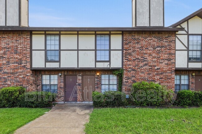 Building Photo - 2713 Wimbledon Ct