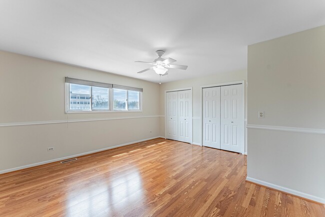 Building Photo - 305 Creekside Dr