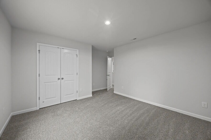 Building Photo - Room in House on Hazelburn Dr