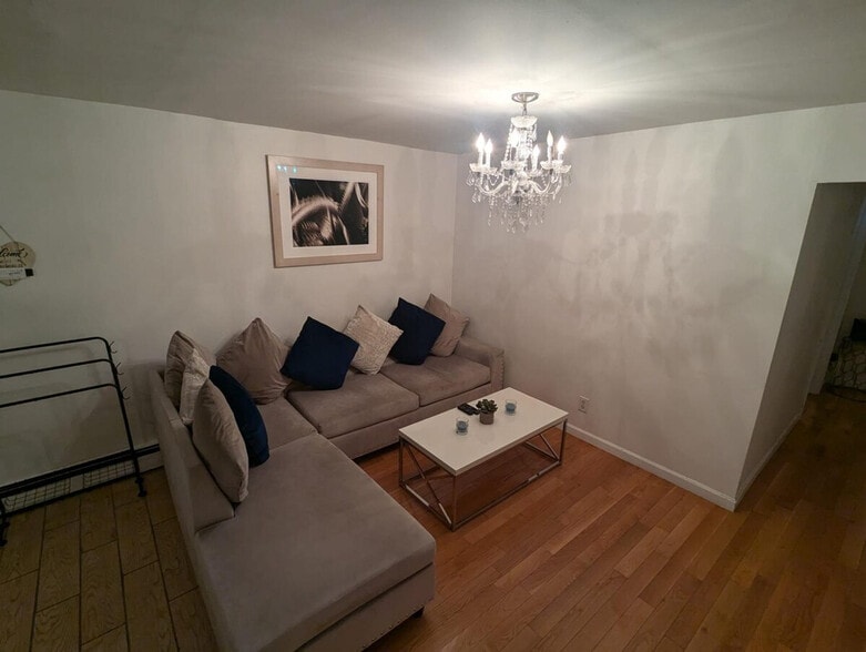 Building Photo - 304 E 34th St