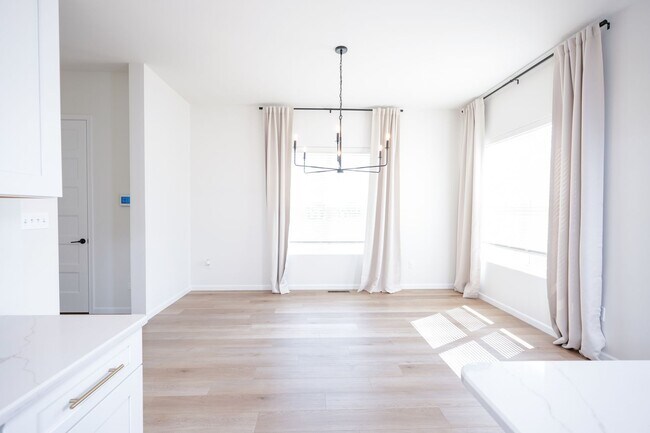 Building Photo - 245 Hollyhock Dr