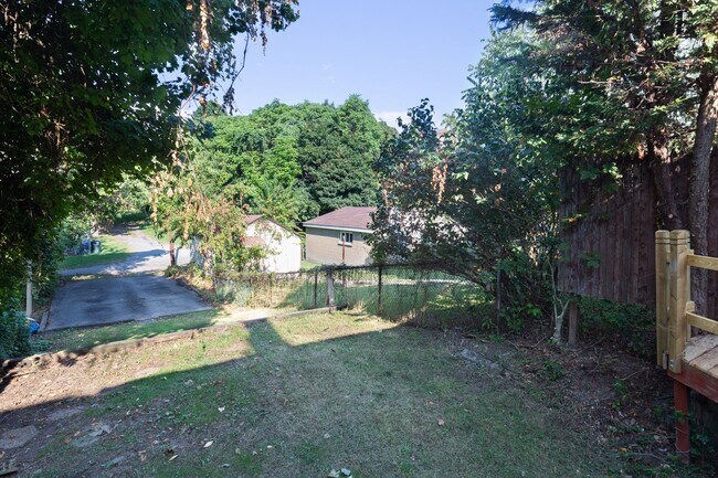 Building Photo - Updated 3BR 3 bath House with off street p...