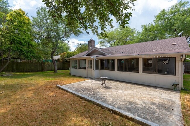 Building Photo - Lovely  3/BR 2/BA Home with Office & Sunro...