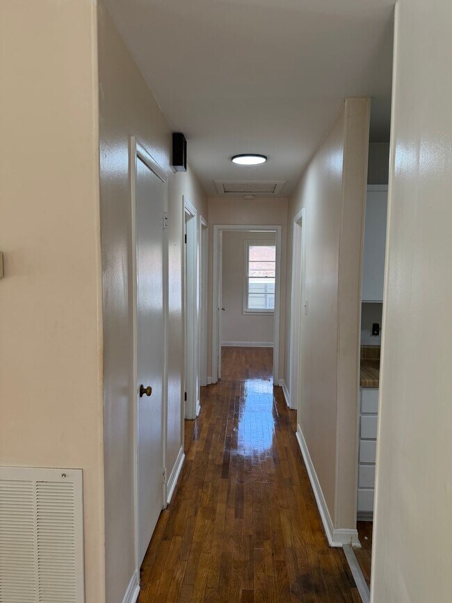 Building Photo - 808 W 32nd St