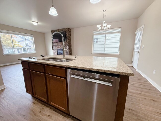 Building Photo - Charming 3bed/2.5 bath House!