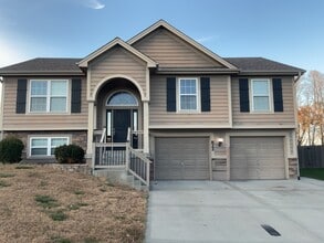 Building Photo - 822 Susan St