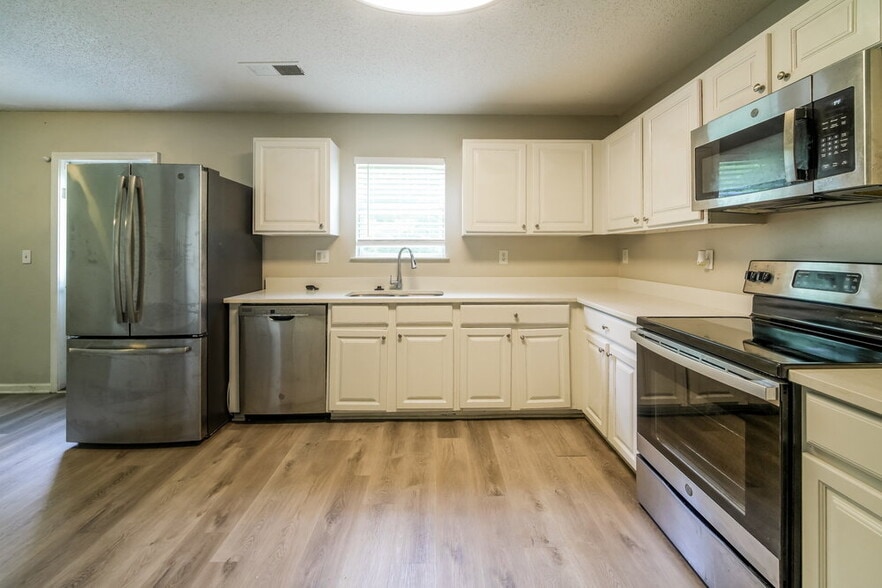 Building Photo - 1027 Sycamore Ln