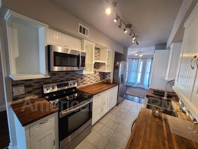 Building Photo - 3818 Mediterranean St