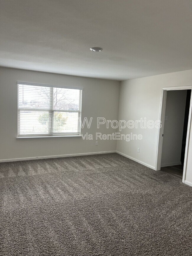Building Photo - 640 Aqueduct Dr