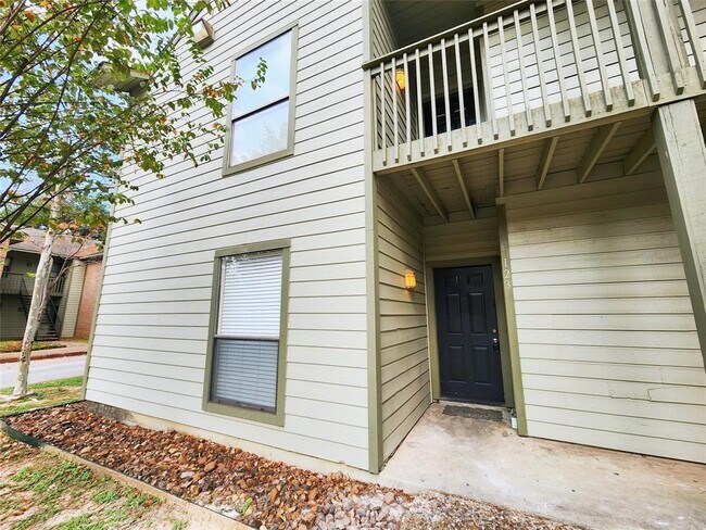 Building Photo - 17417 Red Oak Dr