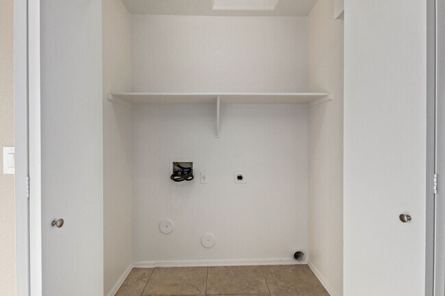 Building Photo - Freshly Remodeled Home in Apache Junction