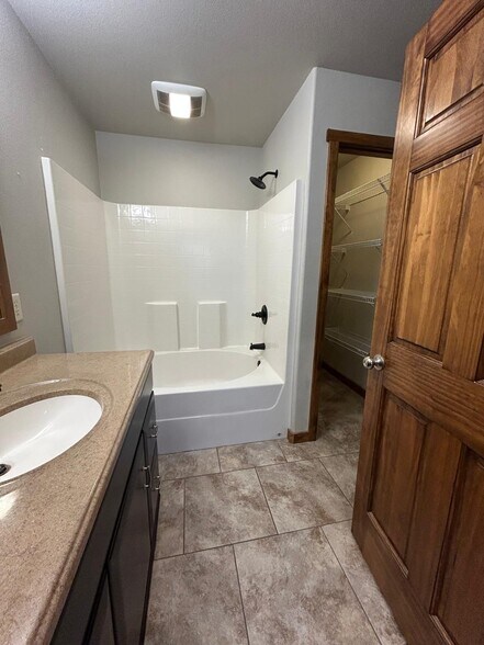 Building Photo - 105 Kula Ct