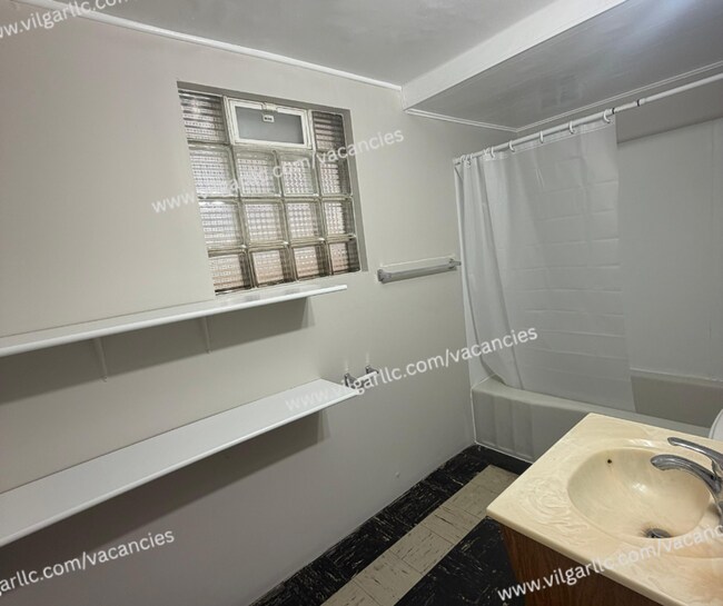 Building Photo - 3824 Fir St