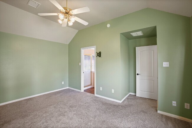 Building Photo - Gorgeous 4/2 Home in the Villages of Edgewater Estates with Soaring Ceilings and 2 Flex Rooms!