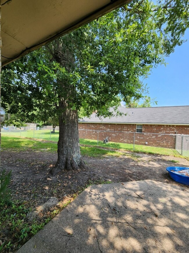 Building Photo - Recently remodeled 3 bedroom, 2 bath brick home
