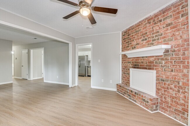 Building Photo - 208 Foxdale Dr