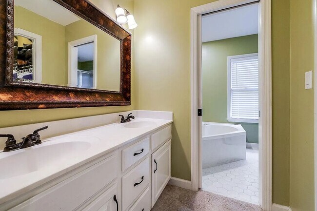 Building Photo - Stunning 4 Bed, 3 Bath Home with Pool in E...