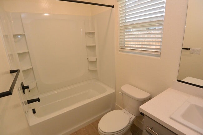 Building Photo - Almost Brand New 4 bedroom home in great South East Visalia neighborhood with Solar