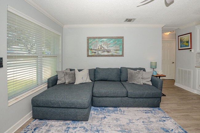 Building Photo - 110 SW Hideaway Pl