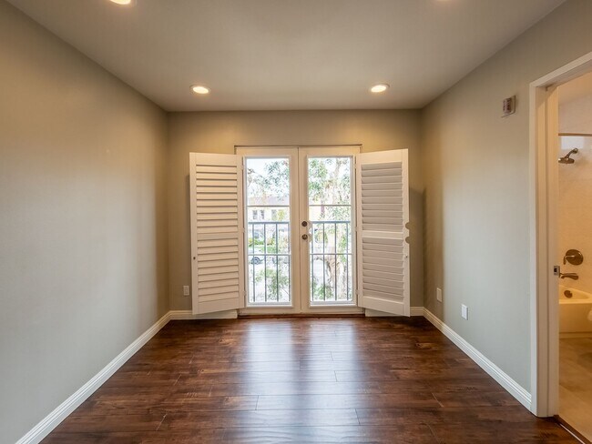 Building Photo - Luxury Living in Toluca Lake!