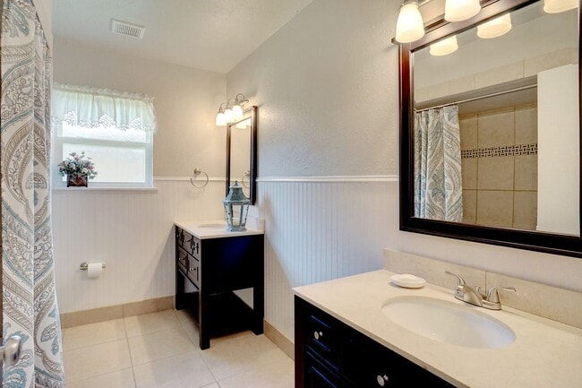 Building Photo - Updated 3 Bedroom / 2 Bathroom