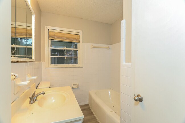 Building Photo - 3 Bedroom Center Point Home