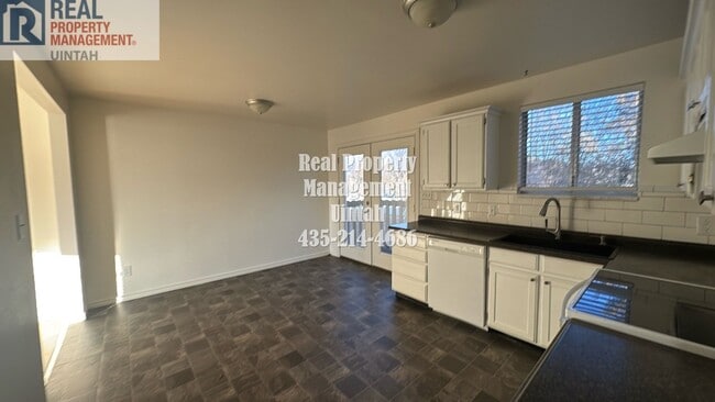 Building Photo - 3 Bedroom, 1.5 Bath Town home.