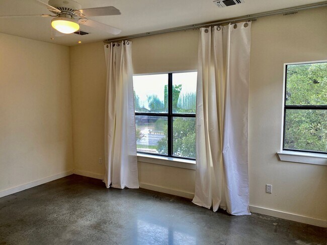 Building Photo - "Fantastic 1-Bedroom Condo off South Congr...