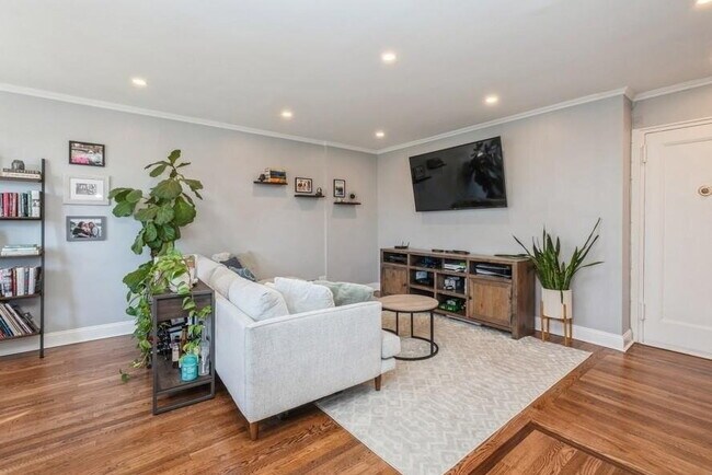 Building Photo - Comfortable and Spacious Rental Opportunity