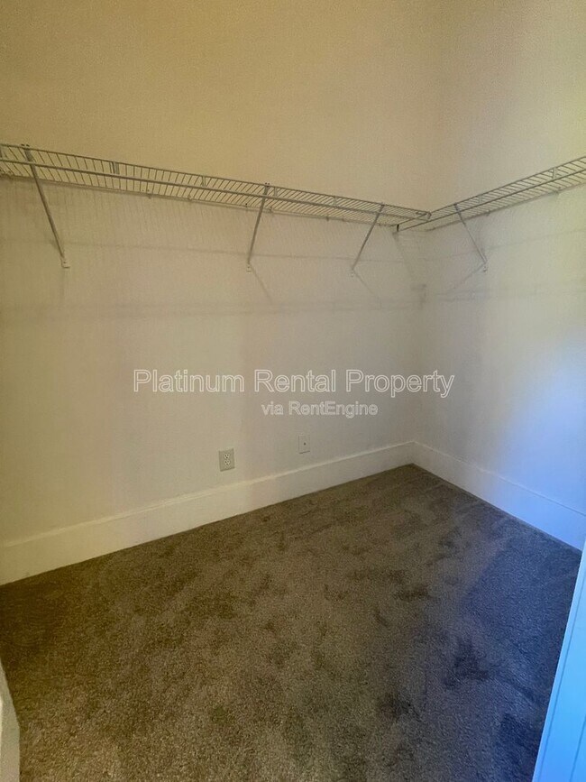 Building Photo - 1305 Smithdale Heights Dr