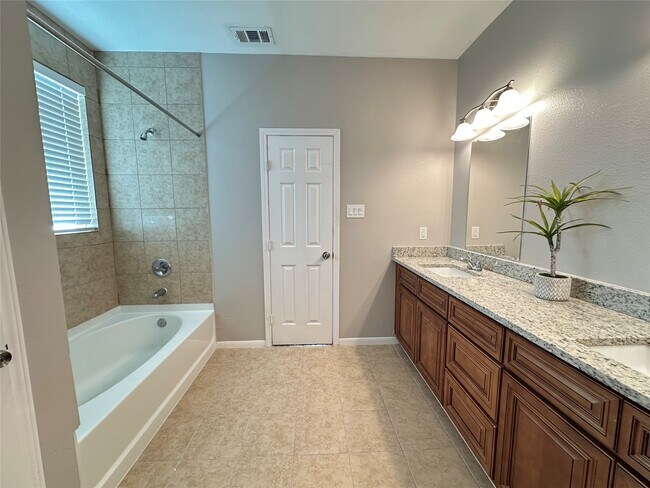 Building Photo - 11114 Beverley Pk St