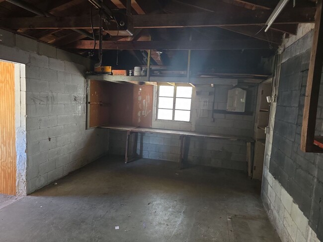 Building Photo - 2 bedroom for rent near Kenwood/St. Pete!