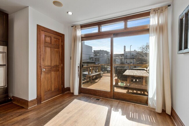 Building Photo - Big and Comfy Townhouse