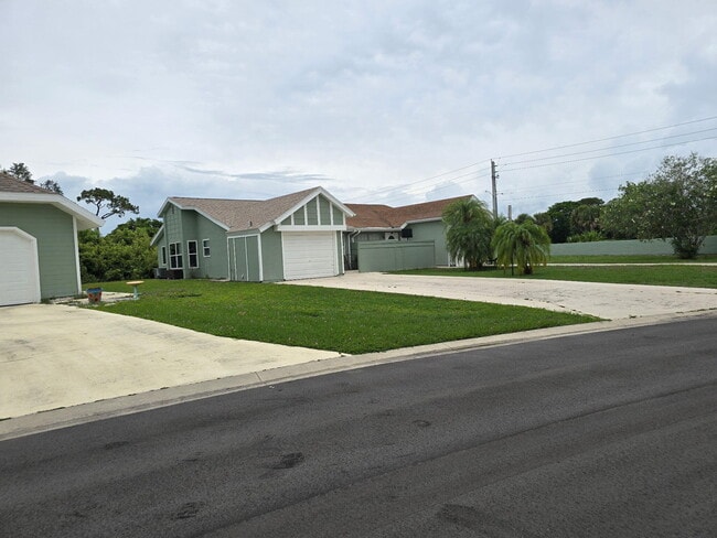 Building Photo - 1449 SE Larkwood Cir