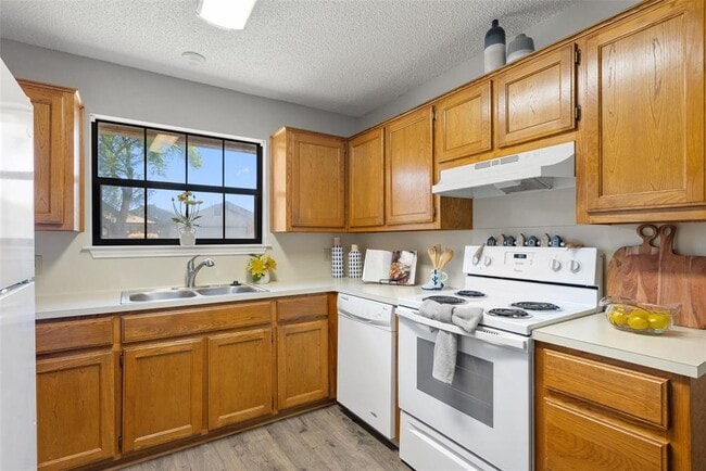 Building Photo - 410 Village Ln