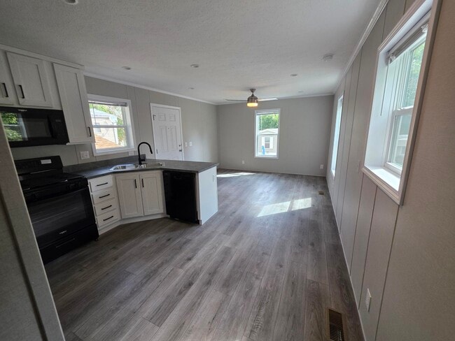 Building Photo - 16 Thomas Ln