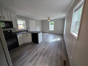 Building Photo - 16 Thomas Ln