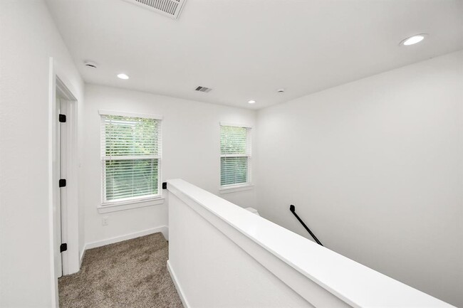 Building Photo - 8406 Tate St