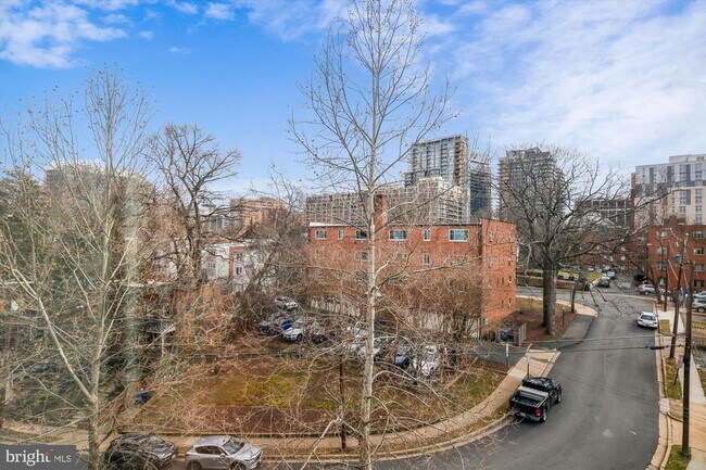 Building Photo - 1633 N Colonial Terrace