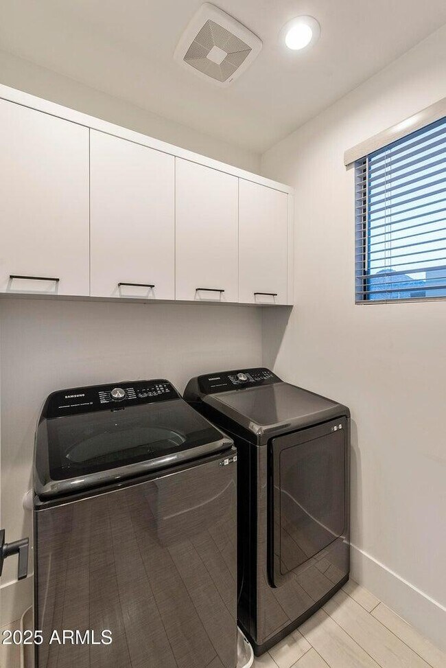 Building Photo - 1611 E Lamar Rd