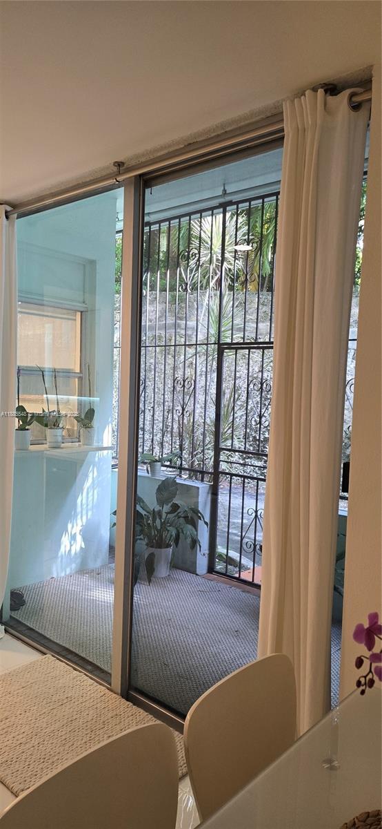 Building Photo - 2539 S Bayshore Dr