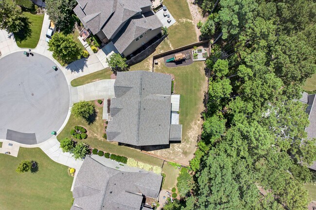 Building Photo - “5-Bedroom Home with Bonus Room & Resort-S...
