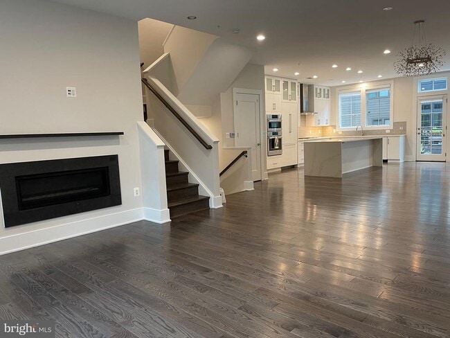 Building Photo - 3721 Chevy Chase Lake Dr