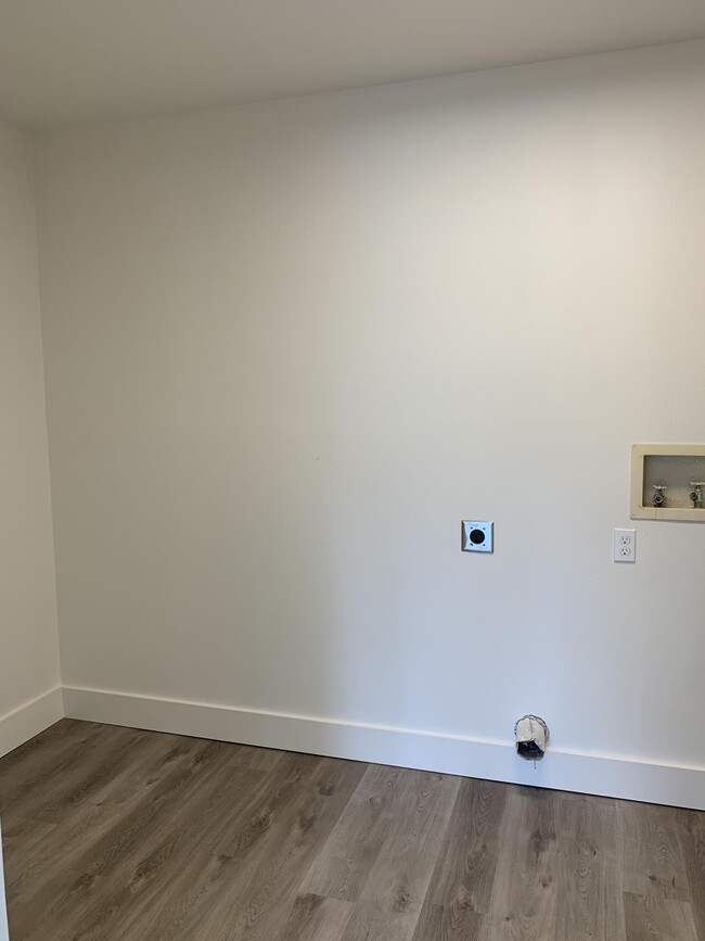 Building Photo - 1425 Mixon Dr