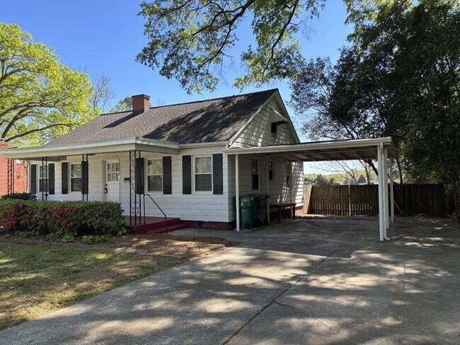 Building Photo - 2 Bedroom charming bungalow in desirable Oakhurst