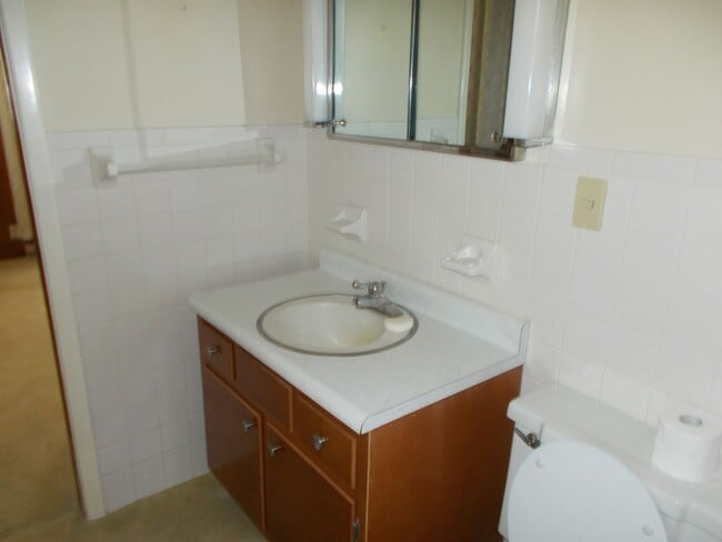 Building Photo - Spacious & Beautifully Maintained 3-Bedroo...