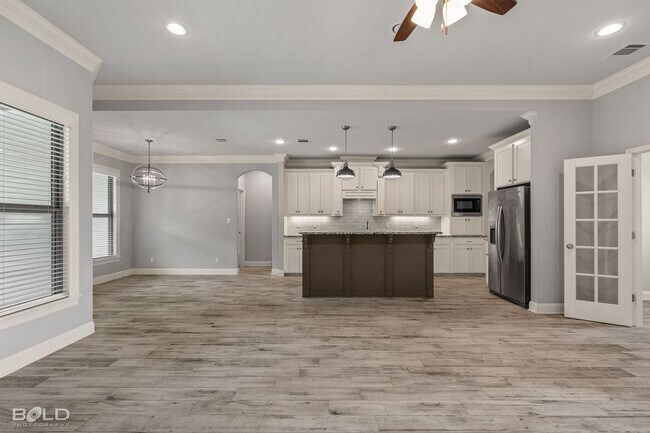 Building Photo - 302 Oscar Cir