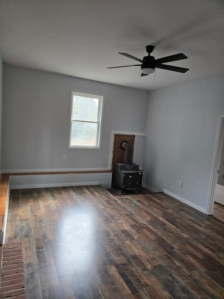 Building Photo - 365 W Pine St